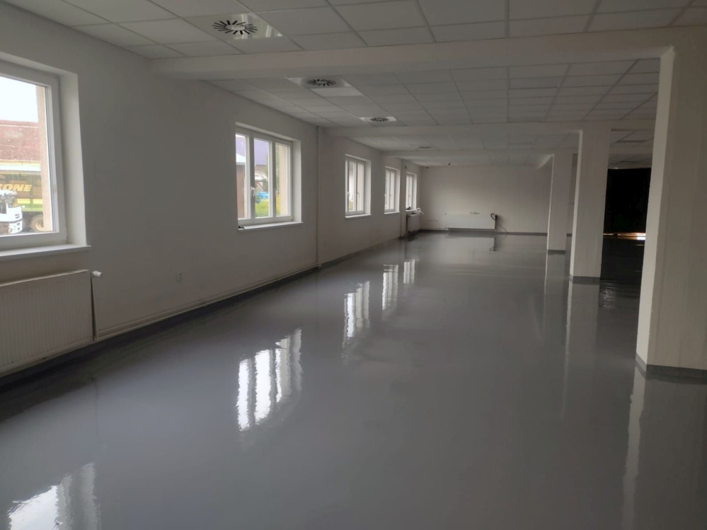 Skladovací prostory <br>vytmelený a natřený povrch